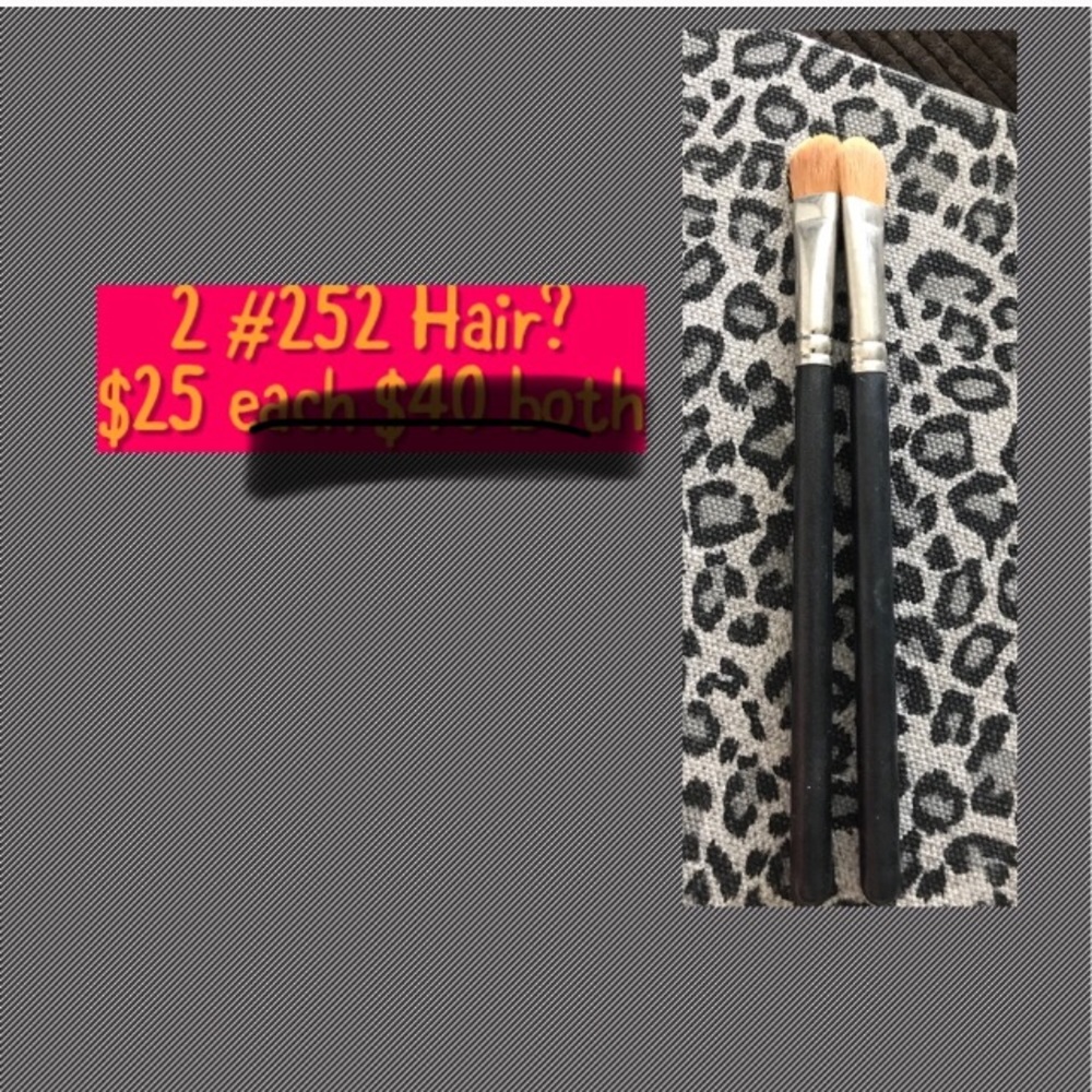2 #252 flat shader brushes by  MAC COSMETICS